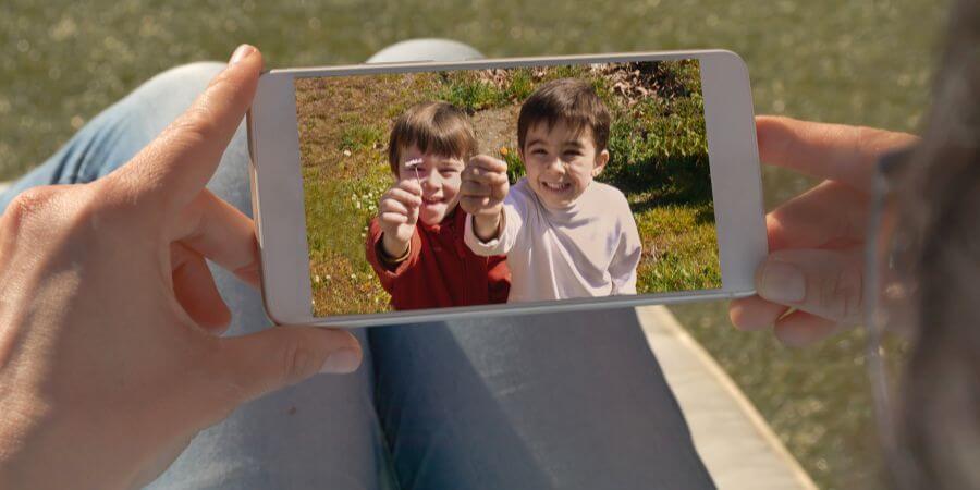 ¿Se pueden publicar fotos de los hijos menores de edad en las redes sociales sin el consentimiento de ambos progenitores?