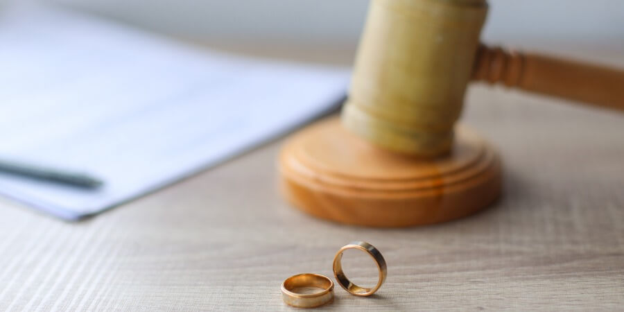 ¿Pierde el cónyuge extranjero la residencia si se divorcia de un español?