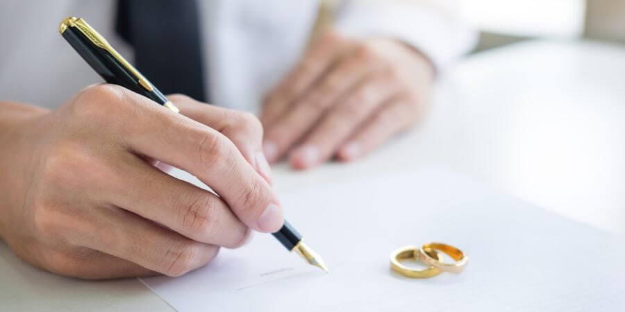 ¿Qué diferencia hay entre separación de bienes y capitulaciones matrimoniales?