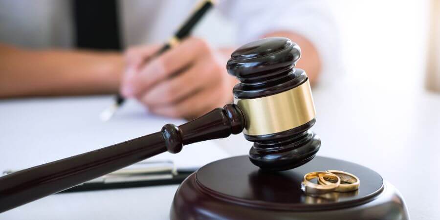¿Cuáles son las consecuencias de no presentarse en un juicio de divorcio?